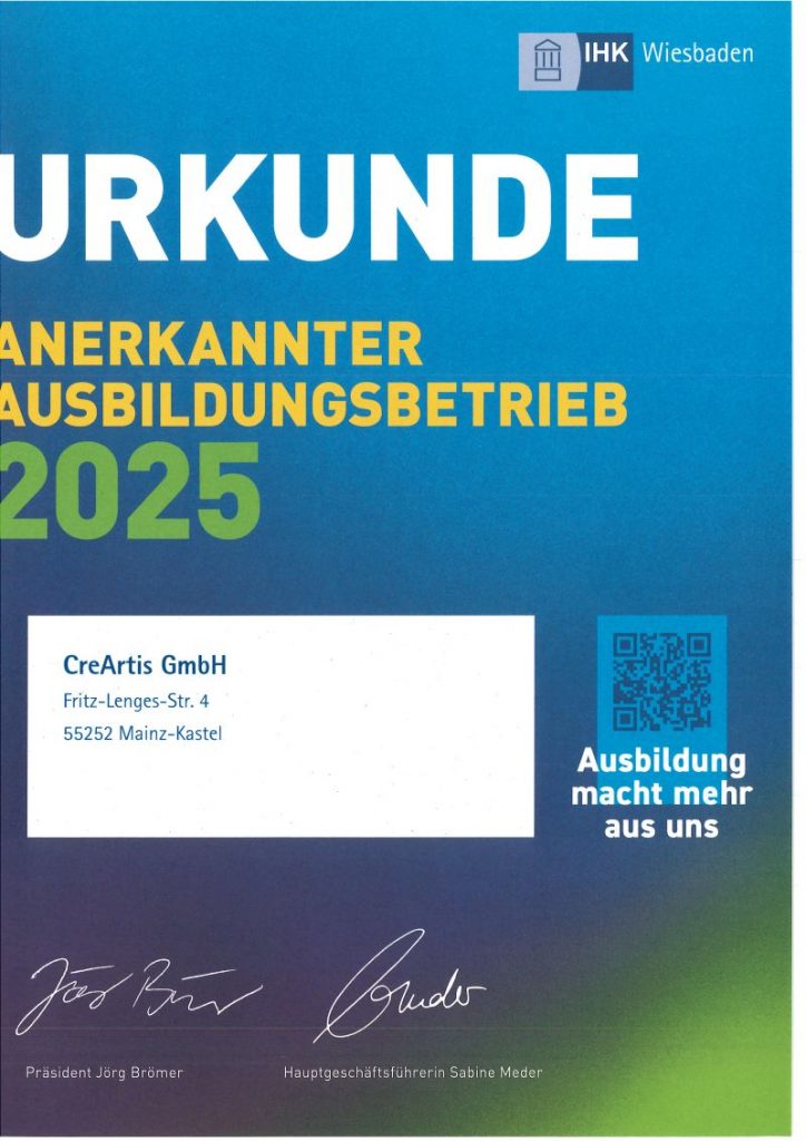 Eine Urkunde der IHK Wiesbaden, die der CreArtis GmbH die Anerkennung als Ausbildungsbetrieb bescheinigt.